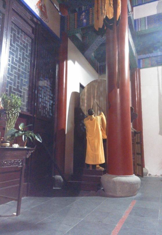 正在敲起床鼓的师兄